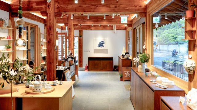 경남 김해 지역 예술인들의 수공예품을 전시·판매하는 ‘가꿈 아트숍’. 김해문화관광재단 제공