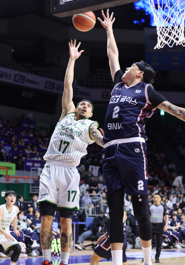부산 KCC의 최준용(오른쪽)이 지난 17일 부산 사직체육관에서 열린 2025-2026 프로농구 원주 DB와의 6강 플레이오프 3차전에서 DB 알바노의 슛을 막아내고 있다. 연합뉴스.
