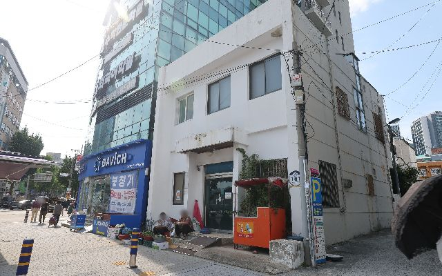 10억 원이 넘는 혈세를 들이고도 활용 방안이 여러 차례 바뀌면서 ‘오락가락 행정’이라는 비판을 낳았던 동래구의 옛 사직1치안센터가 청소년 공간으로 본격 추진된다. 사진은 사직1치안센터. 부산일보DB