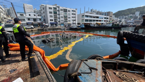 영도 굴항 침수 선박서 기름 유출… 해경 긴급 방제