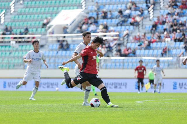 부산아이파크 김세훈이 지난 18일 부산 구덕운동장에서 열린 수원FC와의 경기에서 두 번째 골을 넣고 있다. 부산아이파크 제공