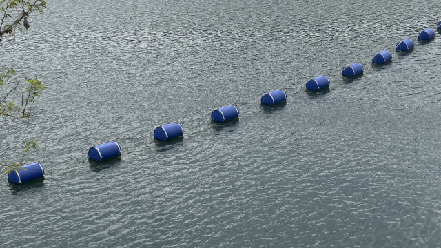 한국수자원공사 남강댐지사에 설치된 부유물 차단막 모습. 추가로 2개가 더 설치될 예정이다. 김현우 기자