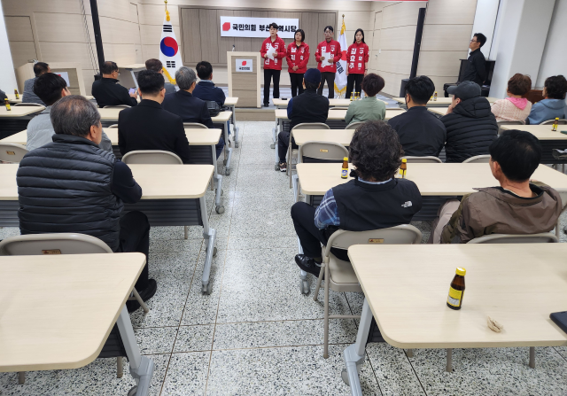 지방선거가 50일도 남지 않은 상황에서 후보 공천을 둘러싼 부산 여야 잡음이 기초단체장 후보를 넘어 기초의회 후보들까지로도 번지고 있다. 사진은 지난 16일 국민의힘 해운대구의원 예비후보 4명이 국민의힘 부산시당에 공정 경선 탄원서를 전달하는 모습. 국민의힘 최명진 해운대구의원 예비후보 제공