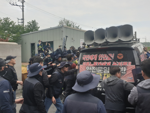 화물연대 집회서 화물차가 조합원 쳐 3명 사상…노조원 집결에 ‘전운’ [종합}