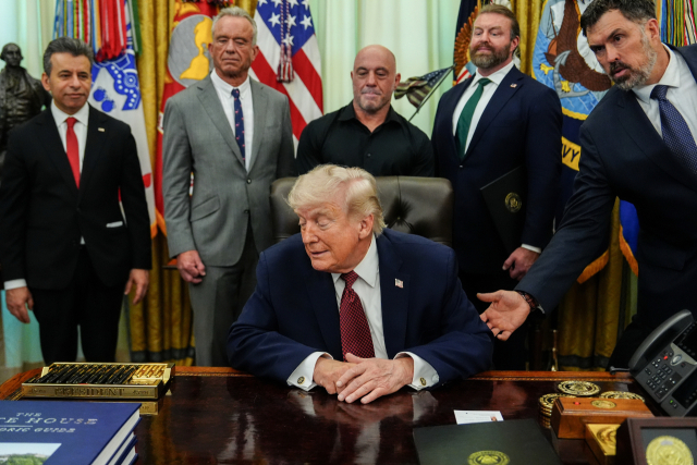 118일(현지 시간) 미국 워싱턴 D.C. 백악관에서 도널드 트럼프 대통령이 행정명령에 서명했다. AP연합뉴스