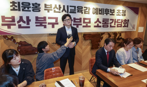 [부산 구포시장 주민들 만나 보니] 최대 격전지 부산 북갑, ‘전국구 vs 지역 정서’ 표심 양분