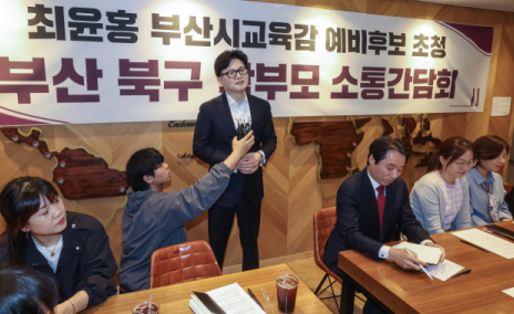 [부산 구포시장 주민들 만나 보니] 최대 격전지 부산 북갑, ‘전국구 vs 지역 정서’ 표심 양분