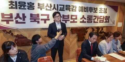 [부산 구포시장 주민들 만나 보니] 최대 격전지 부산 북갑, ‘전국구 vs 지역 정서’ 표심 양분