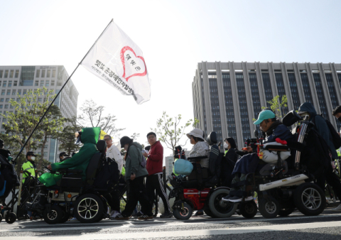 '장애인의 날' 전장연, 퇴근길 광화문서 행진…한때 경찰과 대치