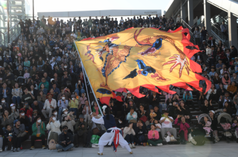 바다를 건너 부산에서 모이자!