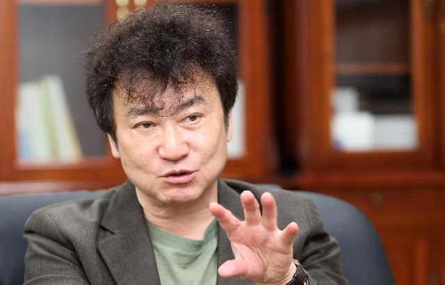 김진명 작가가 3년만에 신작 <세종의 나라>를 출간하며 교보문고 부산점에서 25일 사인회를 연다. 부산일보DB