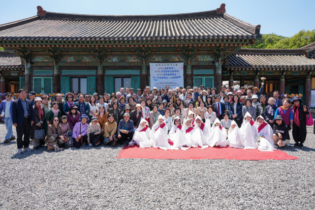 지난해 통도사 서운암 일대에서 열린 전국문학인 꽃 축제 행사를 마친 뒤 찍은 단체 기념사진. 전국문학인 꽃 축제 제공