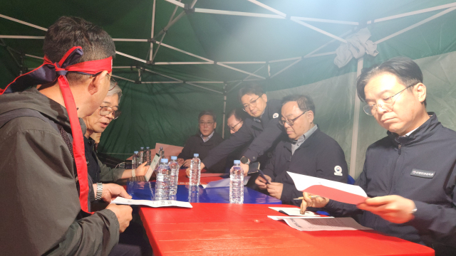 김영훈 노동부 장관이 진주시 정촌면 CU 진주물류센터를 찾아 화물연대와 면담을 진행했다. 독자 제공