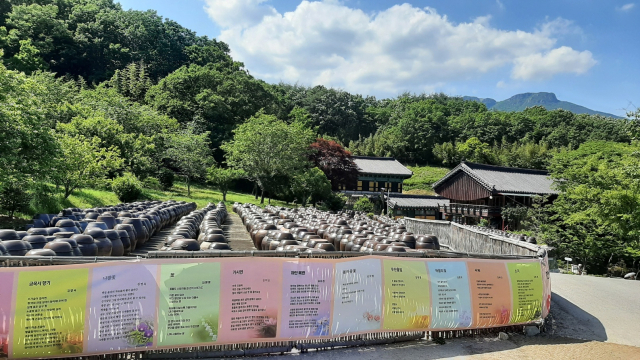 전국문학인 꽃 축제 일환으로 지난해 열린 꽃시 시화 작품전 모습. 전국문학인 꽃 축제 제공