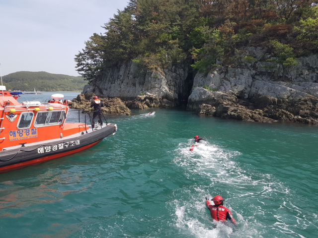 통영해양경찰서는 21일 통영시 한산면 동장도 인근 해상에서 관계기관 합동 수난대비 기본훈련을 실시했다. 통영해양경찰서 제공