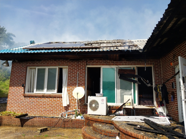 하동 주택 화재 현장. 경남소방본부 제공