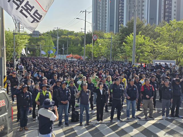 ‘CU 투쟁 승리 및 열사 정신 계승 화물연대 투쟁본부’는 21일 경남 진주 CU 진주물류센터 앞에서 결의대회를 개최했다.