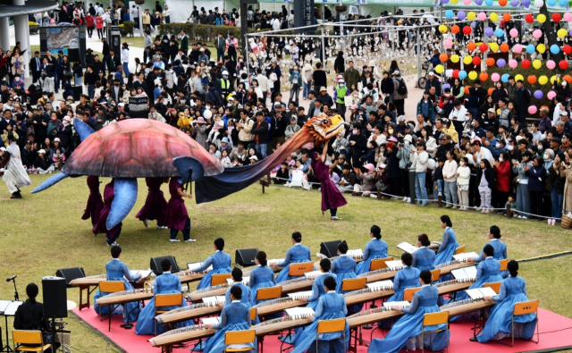 지난해 개최된 가야문화축제 기간 중 대성동고분군 일대에서 '가야판타지아' 공연이 펼쳐지고 있다. 김해시 제공