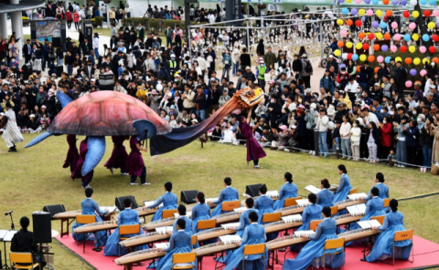 30일부터 김해는 ‘빛의 제국’