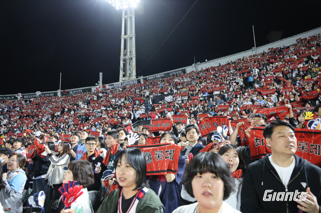 21일 롯데가 두산에 져 4연패에 빠졌다. 이날 1만 5942명의 관중이 사직야구장을 찾았다. 롯데 자이언츠 제공