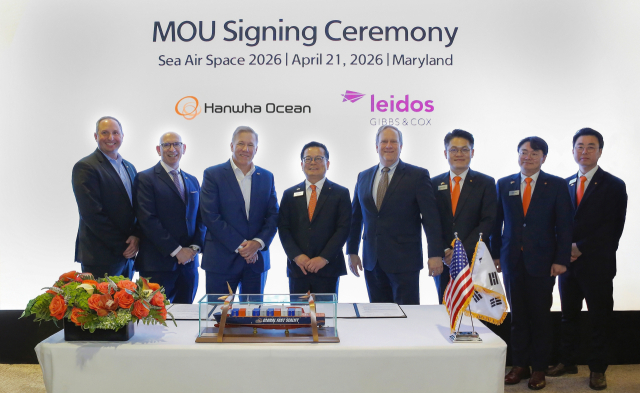 한화오션 어성철 사장(왼쪽 네번째)은 21일(현지시간) 미국 메릴랜드에서 열리고 있는 Sea-Air-Space 2026 현장에서 레이도스 깁스 앤 콕스 마이크 리켈스(왼쪽 세번째) 부사장과 ‘미국 및 동맹국 해군 함정 건조 역량 강화를 위한 양해각서(MOU)’를 체결했다. 한화오션 제공
