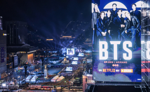 지난 3월 BTS 컴백 공연 당일 서울 광화문 일대 빌딩 대형 전광판은 보랏빛으로 물들었다. 연합뉴스