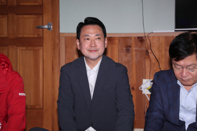 22일 강원 양양군 손양면 수산리어촌마을회관을 찾은 국민의힘 장동혁 당 대표가 웃고 있다. 연합뉴스