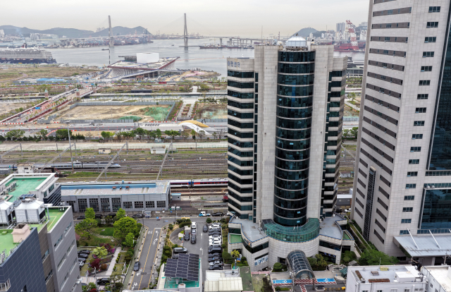 선원노련이 지난 8일 전국대의원대회에서 마린센터 건물 매각을 승인했다. 부산 중구 중앙동 마린센터 건물 전경. 정종회 기자