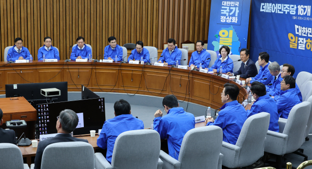 더불어민주당 정청래 대표가 23일 국회에서 열린 민주당 광역단체장 후보 연석회의에 참석해 발언하고 있다. 연합뉴스