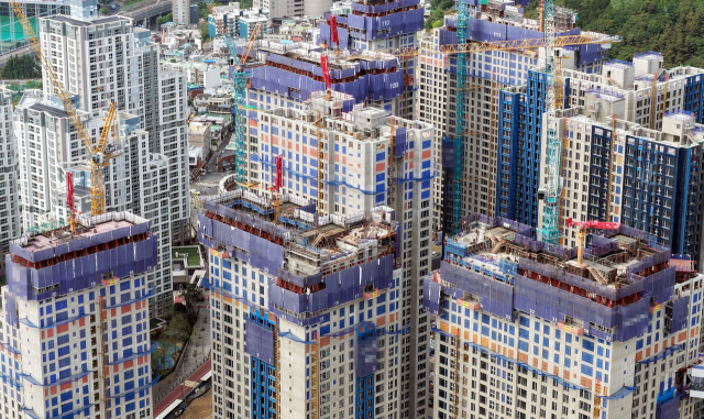 미국과 이란의 중동 전쟁 장기화로 국내 건설업계가 공사비 상승 등 위기 상황을 맞았다. 23일 부산의 한 재개발 현장 모습. 정종회 기자 jjh@