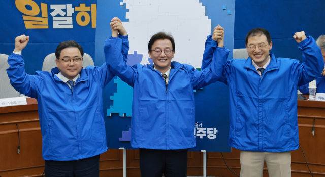 더불어민주당 전재수(가운데) 부산시장 후보, 김상욱(오른쪽) 울산시장 후보, 경남도당 위원장인 허성무 의원이 23일 국회에서 열린 민주당 광역단체장 후보 연석회의에 참석해 선거 지역에 퍼즐을 붙이는 퍼포먼스를 한 뒤 기념 촬영하고 있다. 연합뉴스