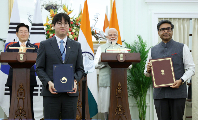 하정우 AI미래기획수석과 비크람 미스리 인도 외교부 수석 차관이 지난 20일(현지시간) 인도 뉴델리 영빈관에서 이재명 대통령과 나렌드라 모디 총리가 임석한 가운데 디지털 브릿지 프레임워크 문건 교환 후 기념촬영을 하고 있다. 연합뉴스