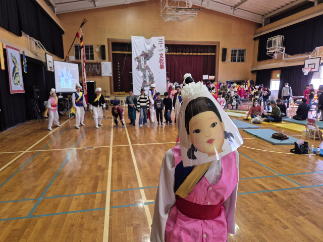 지난달 29일 후쿠오카시 가이시하마 초등학교 강당에서 열린 제34회 삼일문화제에서 다양한 국적의 참가자들이 한국 전통놀이 ‘무궁화 꽃이 피었습니다’를 하고 있다.