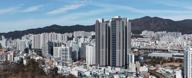 중동 전쟁 장기화로 원자재 시장의 불확실성이 커지면서 분양가 상승 불안에서 자유로운 입주 가능 단지에 대한 관심이 높아지고 있다. 사진은 ‘롯데캐슬 스카이엘’ 전경. 롯데건설 제공