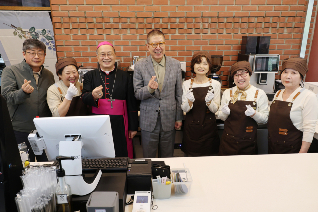 부산가톨릭대학교 하하 캠퍼스를 방문한 박형준 시장과 손삼석 천주교 부산교구장. 부산시 제공