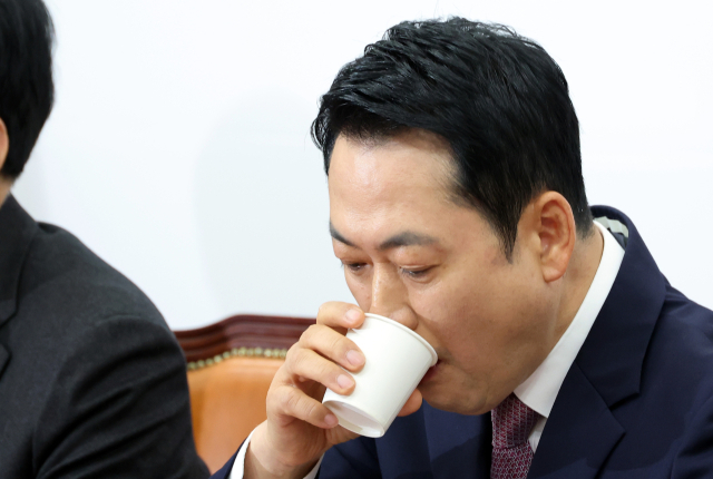 국민의힘 장동혁 대표가 23일 국회에서 열린 최고위원회의에서 모두발언을 마친 뒤 물을 마시고 있다. 연합뉴스