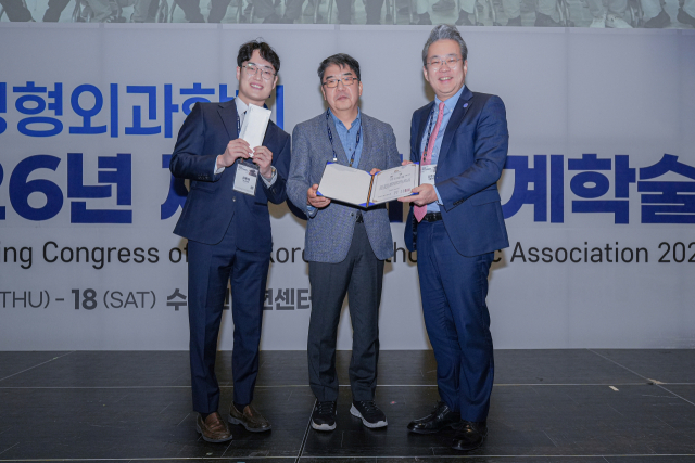 부산대병원 이상현(가운데) 교수가 대한정형외과학회 유튜브 콘텐츠 경진대회에서 대상 수상 후 기념촬영을 하고 있다. 부산대병원 제공