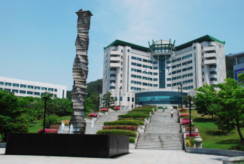 동명대학교 본관 전경.