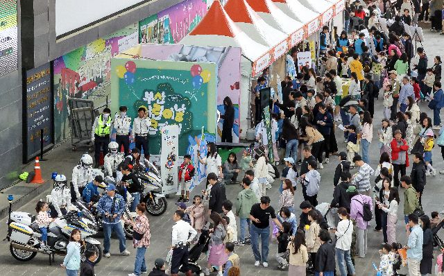 부산 최대 규모 어린이날 행사인 ‘부산 어린이날 큰잔치’가 53주년을 맞아 더욱 풍성한 프로그램으로 돌아온다. 사진은 지난해 제52회 부산 어린이날 큰잔치 행사장을 찾은 어린이 가족들이 체험부스를 즐기는 모습. 부산일보DB