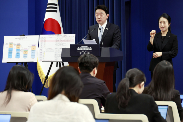 강훈식 대통령비서실장이 24일 청와대 기자회견장에서 비상경제 상황 관련 브리핑을 하고 있다. 연합뉴스