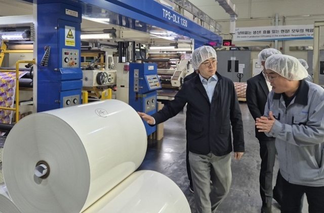 김정욱 농식품부 농산업혁신정책실장(왼쪽)이 포장재 제조업체인 동원시스템즈 아산사업장을 찾아 식품·외식 포장재 수급 상황을 점검하고 있다. 농식품부 제공