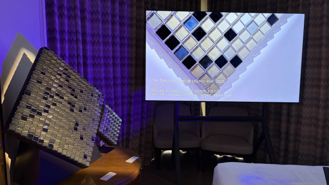 뉴앙스 바이 빔이 선보인 한국 작가 폴씨(Paul C, 조홍래)의 솔라 LCD 모듈 조립 'PIXEL BIT BIT BRICK DIA SCULPTURE 01'. 김은영 기자 key66@