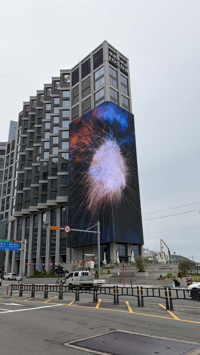 ‘루프 플러스 스크리닝 프로그램’이 상영되는 부산 해운대 '그랜드 조선 부산' 외부 미디어파사드 모습. 김은영 기자 key66@