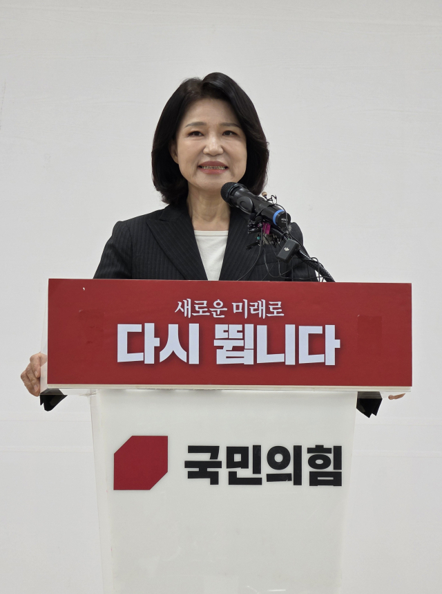국민의힘 대구시장 공천에서 컷오프돼 무소속 출마 행보를 보여온 이진숙 전 방송통신위원장이 25일 국민의힘 대구시당 당사에서 기자회견을 갖고 시장 선거 불출마를 선언하고 있다. 연합뉴스