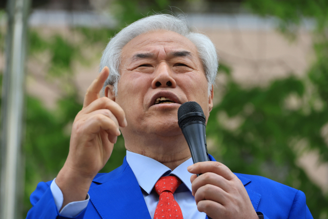 서울서부지법 난동 사태 배후로 지목돼 구속기소 뒤 보석으로 풀려난 전광훈 사랑제일교회 목사가 17일 마포구 서울서부지법에서 열린 재판에 출석하기 앞서 법원 앞에서 발언하고 있다. 연합뉴스