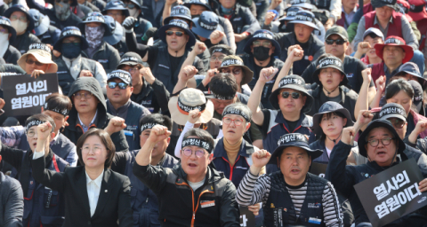 '조합원 사망' 화물연대 진주서 대규모 집회…'총력 투쟁 선포'