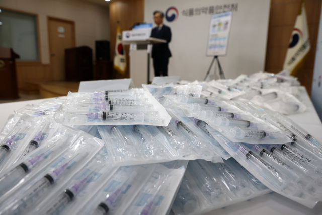 24일 양천구 서울지방식품의약품안전청에서 주사기 매점매석 1차 특별단속 결과 브리핑이 진행되고 있다. 연합뉴스