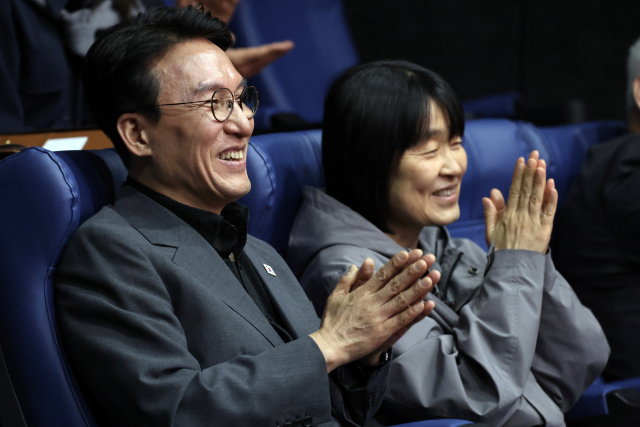 김민석 국무총리가 25일 서부산영상미디어센터 모두극장에서 독립영화 ‘3학년2학기’를 관람하고 있다. 연합뉴스