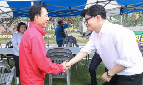 [포토뉴스] 부산 구포초에서 만난 박민식과 한동훈