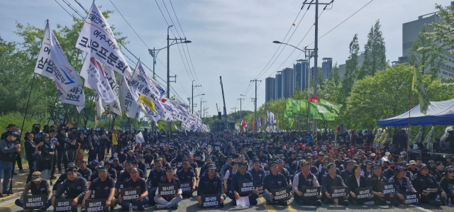 지난 25일 경남 진주시 정촌면 CU 진주물류센터 앞에서 ‘화물연대 총력투쟁 결의대회’가 진행되고 있다. 김현우 기자